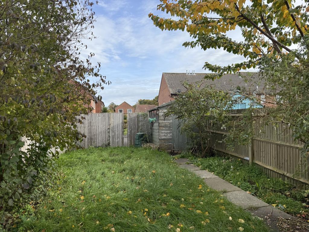 Lot: 157 - SEMI-DETACHED TWO-BEDROOM HOUSE FOR INVESTMENT OR OCCUPATION - Garden with wooden shed and fenced boundary